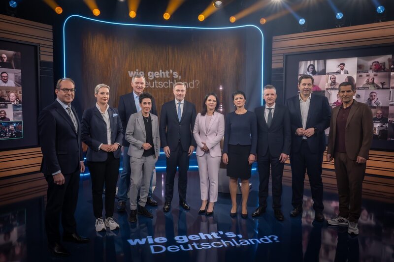 von links: Alexander Dobrindt, Alice Weidel, Jan van Aken, Dunja Hayali, Christian Lindner, Annalena Baerbock, Sahra Wagenknecht, Thorsten Frei, Lars Klingbeil, Mitri Sirin – Bild: ZDF und Claudius Pflug