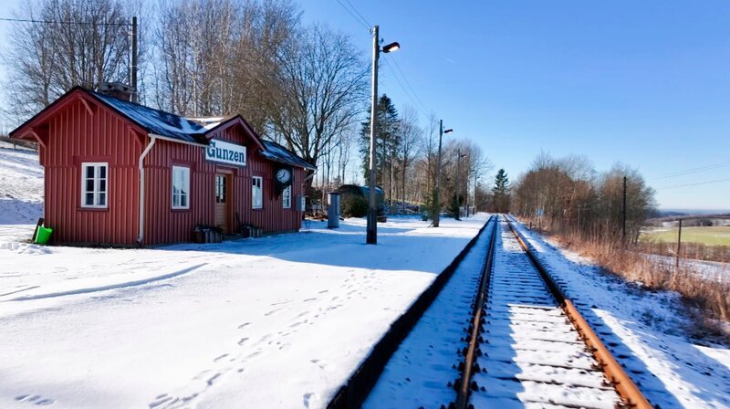Durch Gunzen verläuft eine einspurige Bahnstrecke. Zugverkehr ist selten. Es halten nur zu besonderen Anlässen Traditionszüge. – Bild: mdr/​Norbert Roßbach