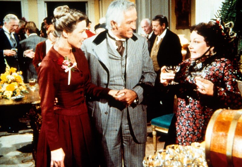 Der frühere Verehrer von Caroline (Karen Grassle, l.), Dillon Hyde (Liam Sullivan, M.) , stellt sie seiner Frau Clementina (Mary Elizabeth Corrigan, r.) vor. – Bild: Worldvision