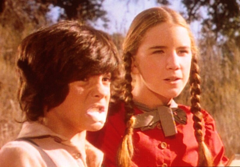 Während Albert (Matthew Laborteaux, l.) einen epileptischen Anfall simuliert, berichtet seine Schwester Laura (Melissa Gilbert, r.) von der brutalen Kraft der Werwölfe. – Bild: Worldvision Lizenzbild frei