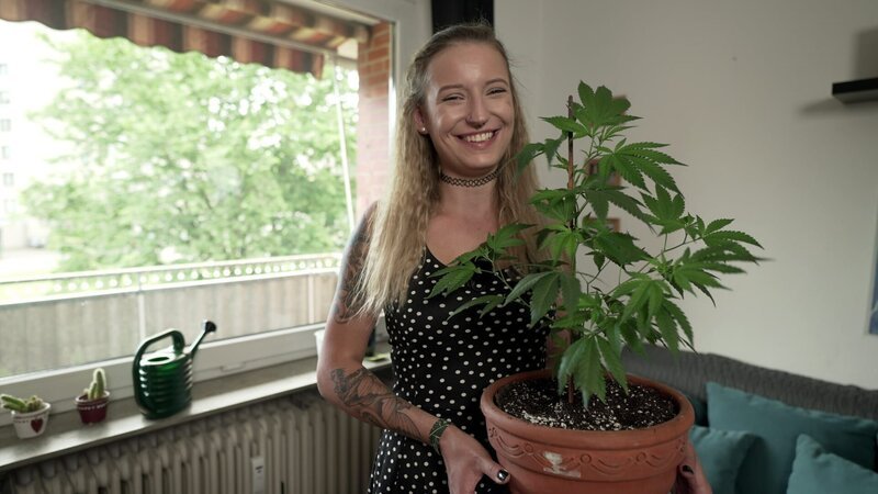 Jacky aus Lüneburg baut zum ersten Mal Cannabis zu Hause an – Bild: RTLZWEI, Maximusfilm