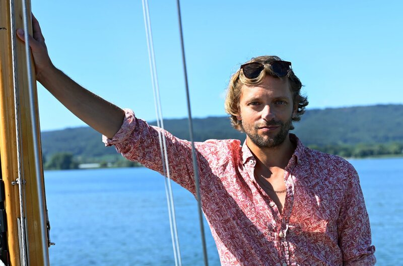 ARD WAPO BODENSEE FOLGE 42, „Hasadeure“, am Dienstag (05.01.21) um 18:50 Uhr im ERSTEN. Der Segler Lorenz Haller (Florian Rummel) ist in einen Streit um ein Boot verwickelt, bei dem es zu Tätlichkeiten kam. Er wurde unvermittelt von einem Bootsfahrer angegriffen. © ARD/​Laurent Trümper, honorarfrei – Verwendung gemäß der AGB im engen inhaltlichen, redaktionellen Zusammenhang mit genannter ARD-Sendung bei Nennung „Bild: ARD/​Laurent Trümper“ (S2). ARD-Programmdirektion/​Bildredaktion, Tel: 089/​5900⁠–⁠23534, bildredaktion@DasErste.de – Bild: ARD/​Laurent Trümper /​ ARD-Programmdirektion