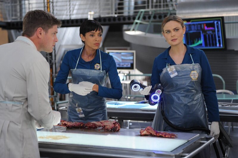 Wendell (Michael Grant Terry), Cam (Tamara Taylor, M.) und Brennan (Emily Deschanel) untersuchen die sterblichen Überreste des Opfers, um die Todesursache herauszufinden. – Bild: 2014 Fox and its related entities. All rights reserved.