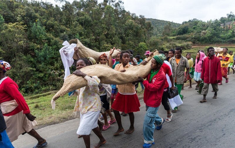 Famadihana-Zeremonie oder Umdrehen der Knochen, eine madagassische Tradition, bei der mit den Körpern der verstorbenen Vorfahren gefeiert wird. Madagaskar. – Bild: Credit: Gabbro /​ Alamy Stock Photo/​Gabbro /​ Alamy Stock Photo/​Gabbro /​ Alamy Stock Photo