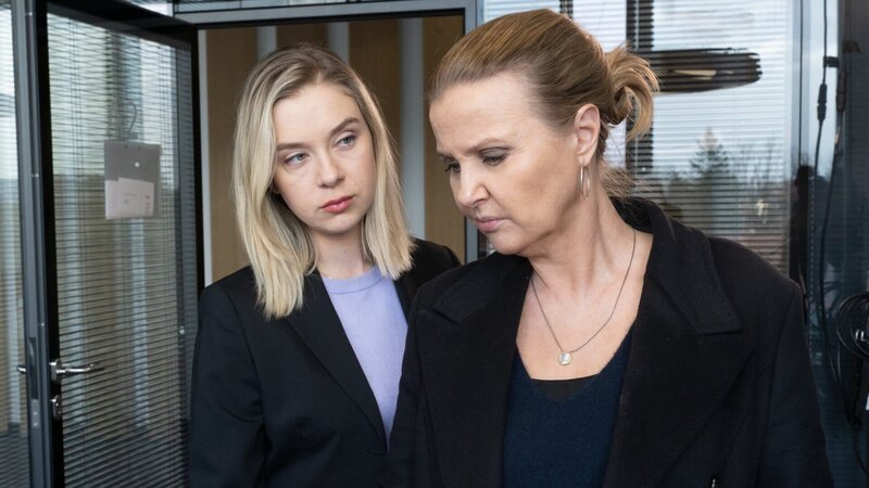 Vera Lanz (Katharina Böhm, r.) lässt sich von Assistentin Tanja Meineke (Anna Herrmann, l.) eine Mordrohung zeigen, die frisch vor dem Tod der Umweltschützerin eintraf. – Bild: ZDF und Michael Marhoffer
