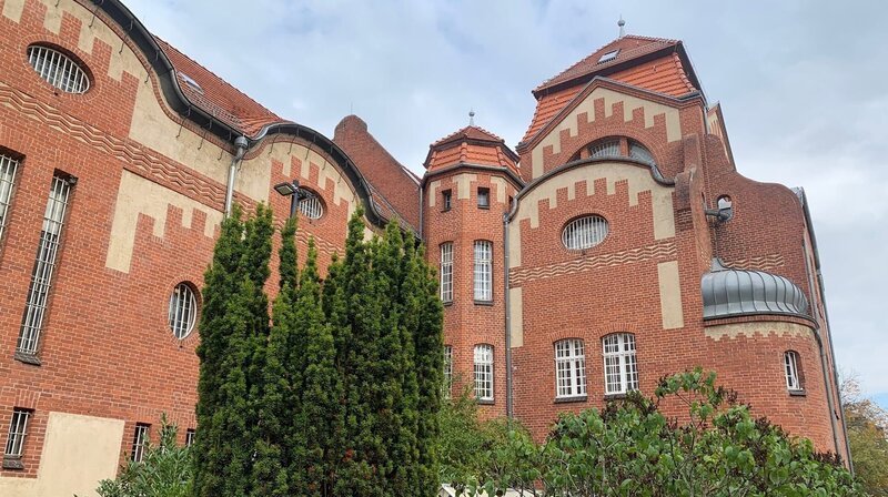 Rund 180 Frauen sitzen aktuell in Berlin im Gefängnis. Viele von ihnen sind Mütter. Die inhaftierte Nicole Neumann aus Wedding hat sogar sechs Kinder. Wie hält die Mutter Kontakt zu ihnen, wie geht es den Kindern mit einer Mutter in Haft? Warum ist Nicole Neumanns Leben aus den Fugen geraten – und wird sie einen Neustart schaffen? Diesen Fragen geht Autor Arndt Breitfeld in seiner Reportage nach. – Gefängnis in Berlin. – Bild: rbb