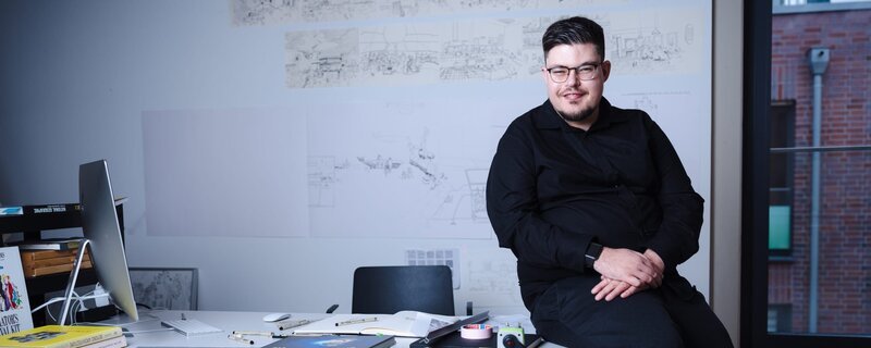 Elias von Martial ist Künstler und erschafft zeichnerisch seine eigene Fantasywelt. – Bild: ZDF
