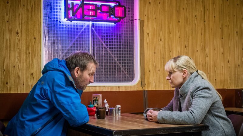Robert (Christopher Eccleston, l.) trifft sich mit seiner ehemaligen Kollegin Becky (Christine Tremarco, r.). Er will mit ihr nochmal die Ereignisse durchgehen, die sich rund um Susans Tod abgespielt haben. – Bild: ZDF und Ben Blackall
