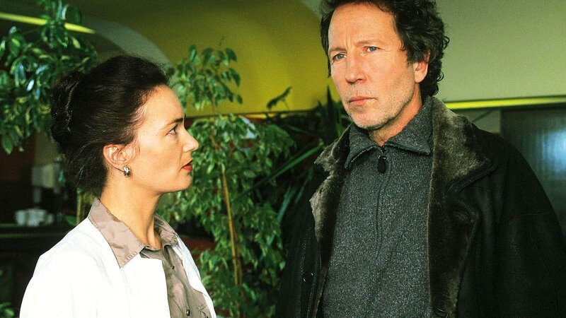 Dr. Ruth Waldner (Dorothee Reize) kann ihren Mann Dr. Ulrich Waldner (Hartmut Becker) nicht überreden, den defekten Herzschrittmacher austauschen zu lassen. – Bild: MG RTL D /​ Elke Werner