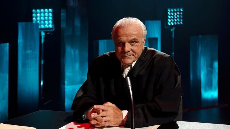 Den Verteidiger spielt Bernhard Schütz – Bild: Leonine
