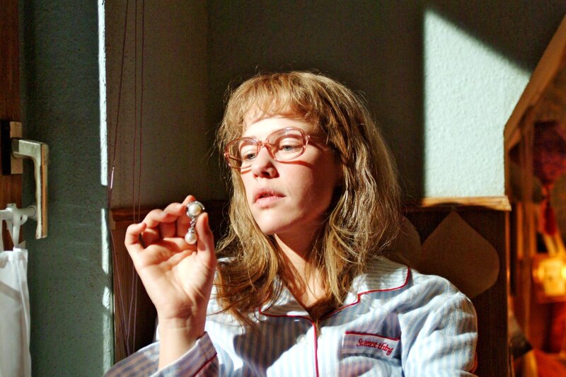 Lisa (Alexandra Neldel) wirft einen Blick auf die sündhaft teuren Ohrringe – und muss entscheiden, ob sie bestechlich ist … (Dieses Foto von Alexandra Neldel darf nur in Zusammenhang mit der Berichterstattung über die Serie „Verliebt in Berlin“ veröffentlicht und verbreitet werden.) – Bild: SAT.1 /​ Monika Schürle Eigenproduktionsbild frei