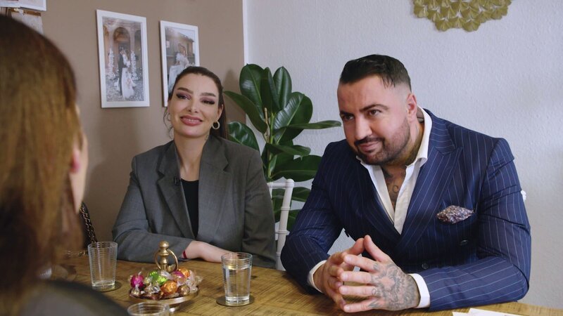 Cosimo Citiolo und Nathalie Gaus starten die Planung ihrer Traumhochzeit in Italien. Doch wie soll die Hochzeit aussehen und was gibt das Budget her? Außerdem wollen sie ihre Trauzeugen überraschen. Übernehmen sie die besondere Aufgabe? – Bild: RTLZWEI