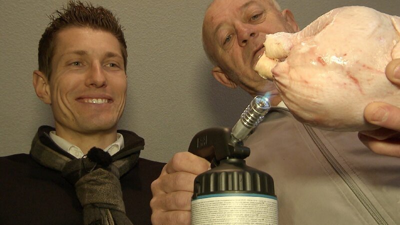 Johann Bichert (r.) demonstriert Versicherungsdetektiv Timo Heitmann den Unfallhergang. – Bild: RTL