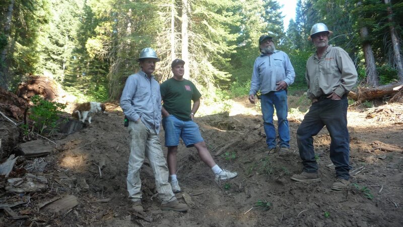 Cody Evans, Ron Daniels, Yosemite Sam and a crew member in the sequoia forest. – Bild: Discovery Communications