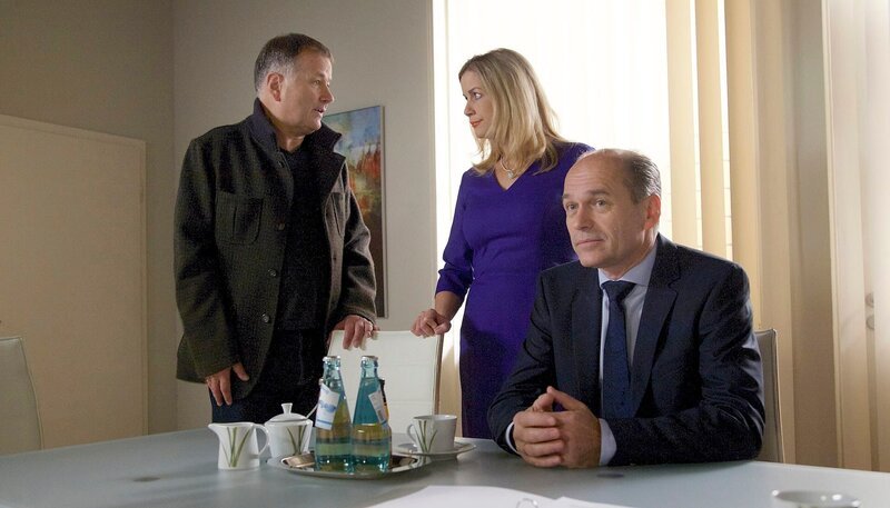 ARD/​MDR IN ALLER FREUNDSCHAFT FOLGE 677, „Keine Kompromisse“, am Dienstag (24.02.15) um 21:00 Uhr im ERSTEN. Sarah Marquardt (Alexa Maria Surholt, mi.) hat Besuch des Erfurter Klinikleiters Wolfgang Berger (Horst-Günter Marx, re.), als plötzlich Dr. Roland Heilmann (Thomas Rühmann, li.) in ihr Büro platzt und sich Luft macht: Was falle Sarah ein, ohne Roland überhaupt zu informieren, geschweige es mit ihm abzusprechen, eine neue Neurochirurgin einzustellen. Sarahs Entsetzen, über Rolands Unverschämtheit, legt sich schnell und sie hat natürlich eine Marquardt’sche Erklärung parat. – Bild: MDR/​Wernicke