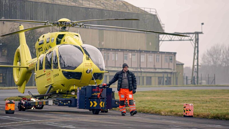Pete Rhodes zieht den Hubschrauber auf die Startbahn hinaus. – Bild: Discovery Networks /​ Air TV: 205750_S007_EP002_004.jp /​ Discovery Communications