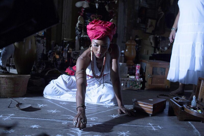 Angela Bassett als Marie Laveau – Bild: FX