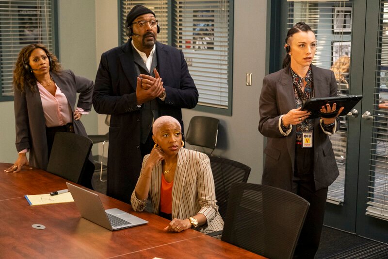 Pictured: (l-r) Maahra Hill as Marisa, Jesse L. Martin as Alec Mercer, Travina Springer as Kylie, Ashley Platz as Laura Bennett – Bild: James Dittiger/​NBC