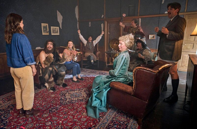 Die Geister trösten Svenni. Familie ist was wunderbares. (v.l.n.r.) Emma (Cristina do Rego), Urs (Jan van Weyde), Svenni (Sina Tkotsch), Friedrich (Alexander Khuon), Adelheid (Antje Widdra), Griet (Meltem Kaptan), Claudius (Max Giermann), Joachim (Sebastian Schwarz). – Bild: WDR/​BBC Studios/​Frank Dicks