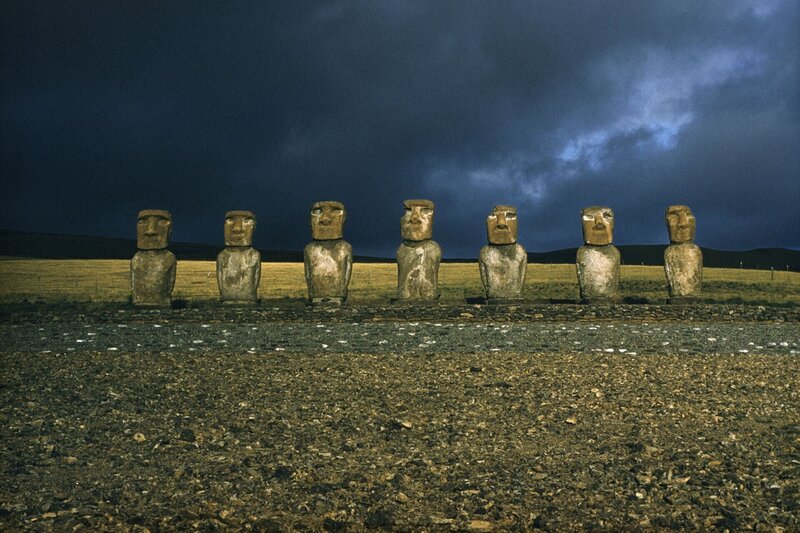 Steinerne Überlebende einer untergegangenen Kultur blicken auf eine Vulkanlandschaft, Osterinsel, Polynesien, Pazifische Inseln. – Bild: HISTORY
