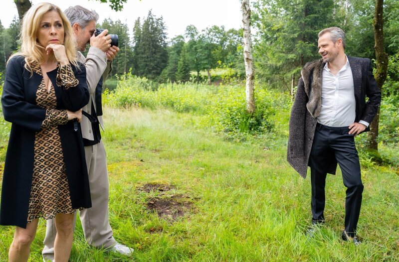 Erik (Sven Waasner, r., mit Tanja Lanäus, l. und Pablo Sprungala, M.) kommt als Fotomodel nicht zurecht und bricht die Session ab. – Bild: ORF/​ARD/​Saskia Pavek