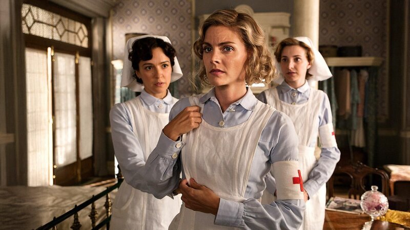L-R: Pilar Muñiz de Soraluce (Verónica Sánchez), Julia Ballester (Amaia Salamanca), Magdalena Medina (Anna Moliner) – Bild: AXN White