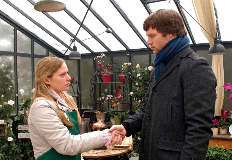 Unglücklich nehmen Sandra (Sarah Stork, l.) und Lukas (Wolfgang Cerny, r.) Abschied voneinander. – Bild: ARD/​Ann Paur