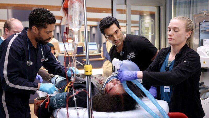 Chicago Med Staffel 9 Folge 4 Ein Notfall braucht alle Aufmerksamkeit: Henderson Wade als Dr. Loren Johnson (l.), Dominic Rains als Dr. Crockett Marcel (2.v.r.) – Bild: SRF/​NBC Universal