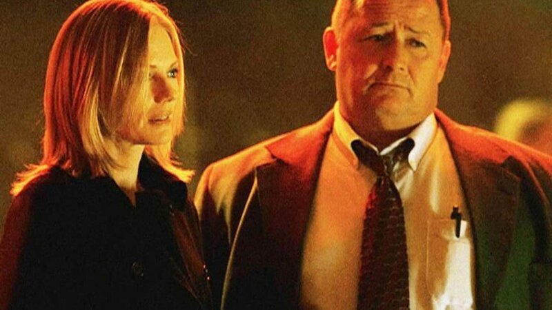 Ein Nachbar-Streit endet mit einem Mord. Catherine Willows (Marg Helgenberger) und Det. Ray O’Riley (Skip O’Brien) suchen nach dem Tatverdächtigen. – Bild: MG RTL D /​ CBS