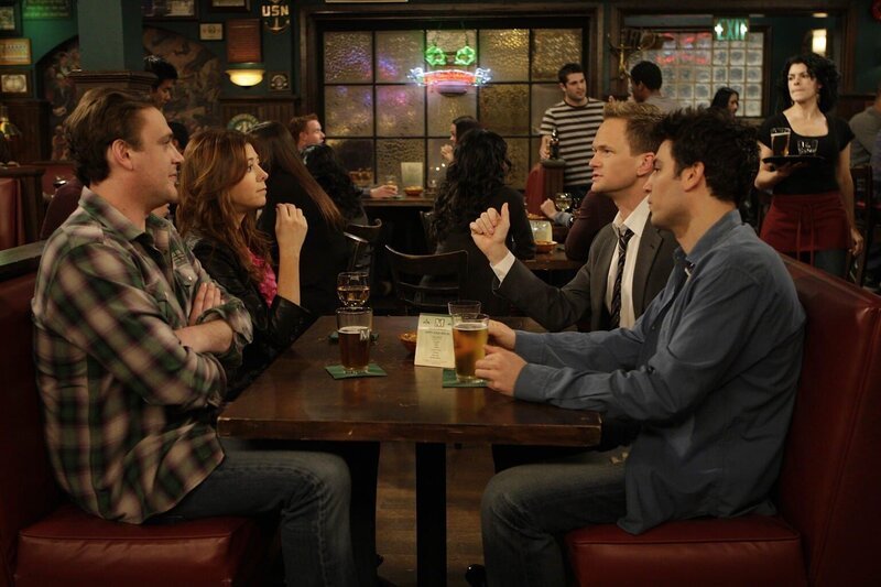 Gute Freunde: Marshall (Jason Segel, l.), Lily (Alyson Hannigan, 2.v.l.), Barney (Neil Patrick Harris, 2.v.r.) und Ted (Josh Radnor, r.) … – Bild: 20th Century Fox International Television