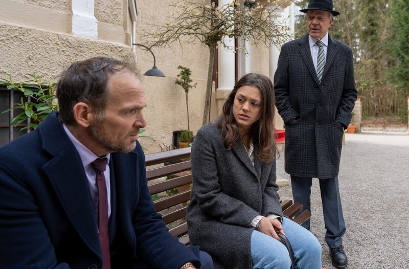 Maxi (Katharina Scheuba, M. mit Dirk Galuba, r.) ist betroffen über die Missstimmung zwischen ihrer Mutter und Markus (Timo Ben Schöfer, l.). – Bild: ARD/​WDR/​Thomas Neumeier