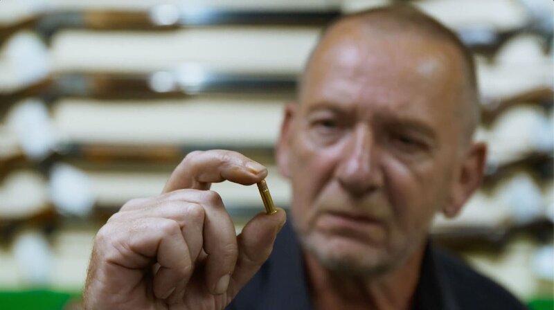 Der Mann schaut auf den Ball in seiner Hand – Bild: Crime + Investigation /​ Liza Chambers