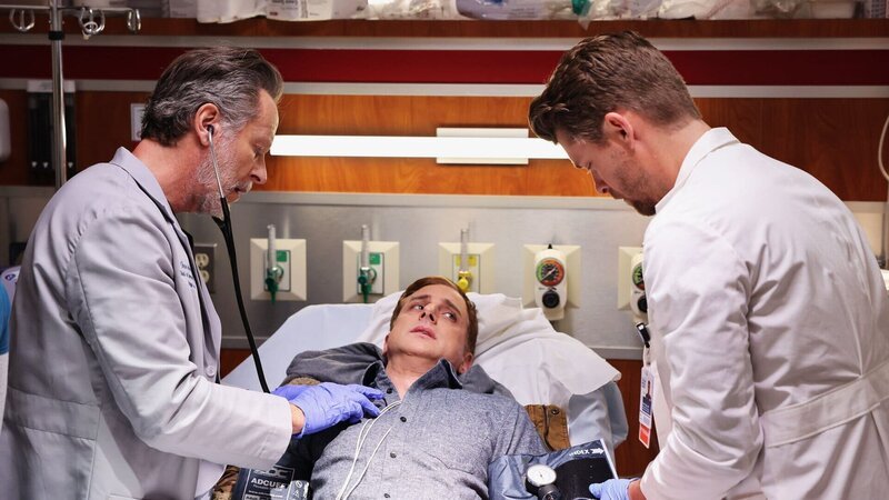 Chicago Med Staffel 9 Folge 1 Zwei Ärzte kümmern sich um einen Patienten: Steven Weber als Dr. Dean Archer (l.), Luke Mitchell als Dr. Mitch Ripley (r.) – Bild: SRF/​NBC Universal