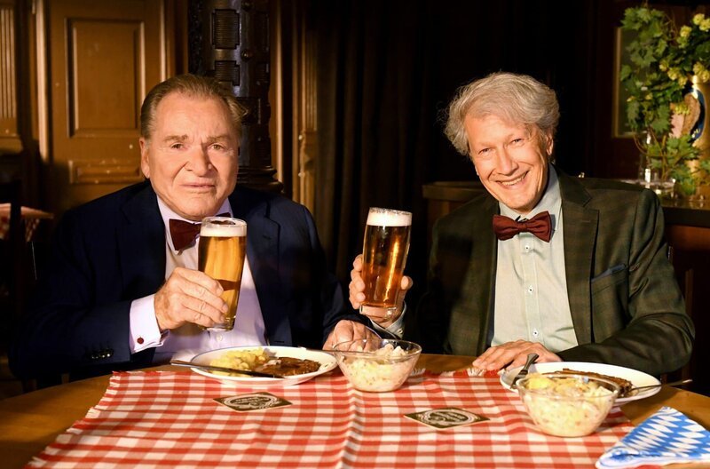 Um Himmels Willen Staffel 19 Folge 11 (Fortlaufende Ep.-Nr: 245) Halbbrüder: Fritz Wepper als Wolfgang Wöller; Bernd Herzsprung als Friedhelm Breitner. – Bild: ARD/​Barbara Bauriedl