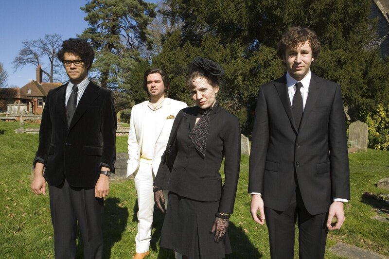 Nieuwe Britse sitcom over de driekoppige IT-afdeling van Reynholm Industries in de kelders van een kantorencomplex in centraal Londen. Met: Chris O’Dowd (Roy), Richard Ayoade (Maurice Moss), Katherine Parkinson (Jen), Chris Morris (Denholm Reynholm), Noel Fielding (Richmond Avenal) e.a. Scenario: Graham Lineham – Bild: Talkback and Channel 4