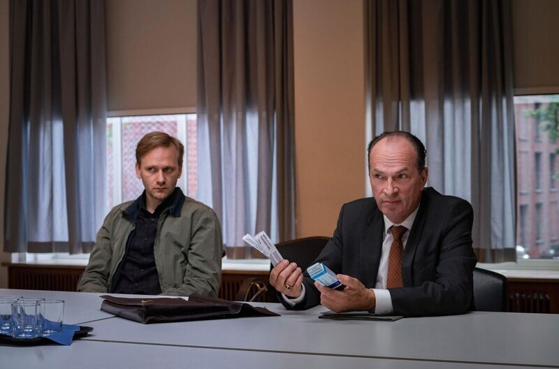 Harald Vollmer (Matthias Lier, l.); Markus Gellert (Herbert Knaup, r.) – Bild: Degeto Film GmbH/​ Vertrieb OneGate Media GmbH