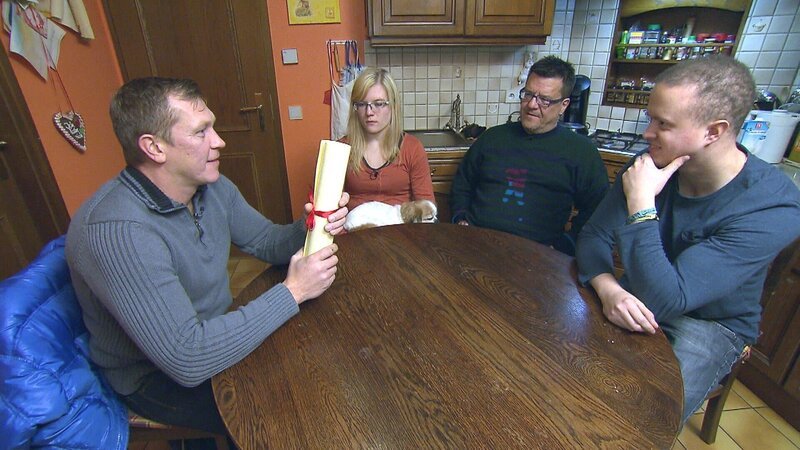 Ein spannender Moment für alle: wieviel Geld ist wohl zusammengekommen? (Foto, v.li.n.re.: Otto Schulte, Samantha, Klaus und Nils) – Bild: RTL II