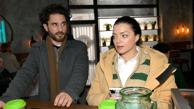 Tobias (Jan Kittmann) und Emily (Anne Menden) sehnen sich nach mehr Zeit zu zweit. – Bild: RTL /​ Rolf Baumgartner