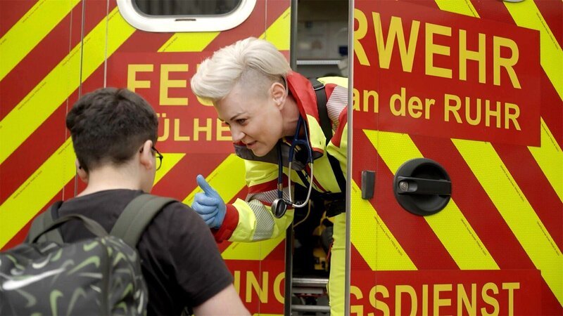 Doc Caro und Ersthelfer Omar. – Bild: RTL
