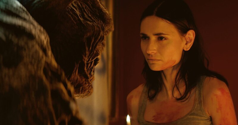 Im Bild: Das Monster und Ana (Karolina Wydra) Recht – Bild: TL5