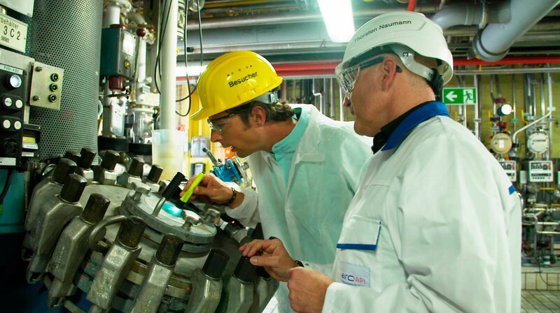 Jo Hiller in der Ramipril-Wirkstoffproduktion Frankfurt Höchst mit Thorsten Naumann, Forschung und Entwicklung Euroapi. – Bild: NDR/​Annette Niemeyer