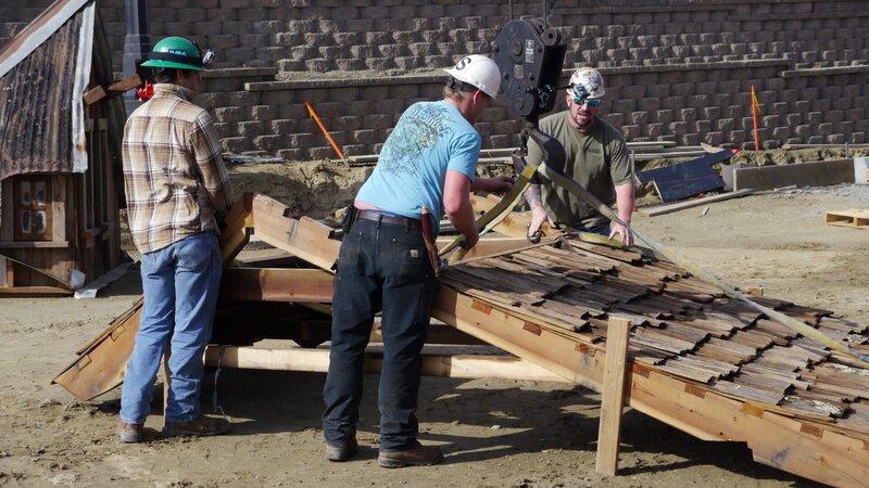 Brad hooking up the roof to a crane during the build. – Bild: Discovery Communications