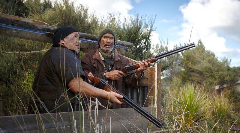 Tamati Taylor (Mark Ruka, links) und Walter Elliott (Calvin Tuteao, rechts) sind auf Entenjagd. – Bild: ARD Degeto/​All3Media international