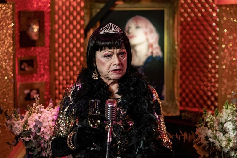 Die Dragqueen Tiara Devine, alias Bernd Herrmann (Gernot Kunert), die Inhaberin der queeren Szene-Bar „Smalltown Boys“ ist, gerät unter Verdacht, Gaia Glamour ermordet zu haben. – Bild: ZDF /​ manju.de