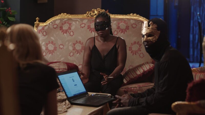 Mariana van Zeller (L) during interview with masked individuals. (Credit: National Geographic) – Bild: NGC Network US, LLC