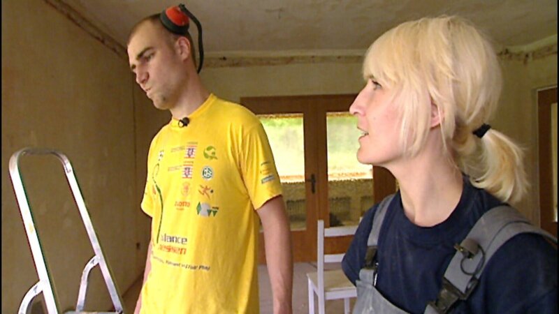 Rückblick: Sandra (33) und Roland (23) haben wirklich ein Schnäppchen ergattert. Eine 500 qm große Villa für lediglich 95.000 Euro. – Bild: RTL Zwei