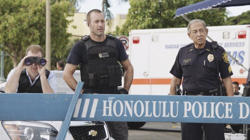 Aus der Ferne beobachten Steve McGarrett (Alex O’Loughlin, l.) und Danny Williams (Scott Caan, r.) das Geschehen rund um einen suicidgefährdeten Mörder … – Bild: PLURIMEDIA (CBS Broadcasting Inc.)