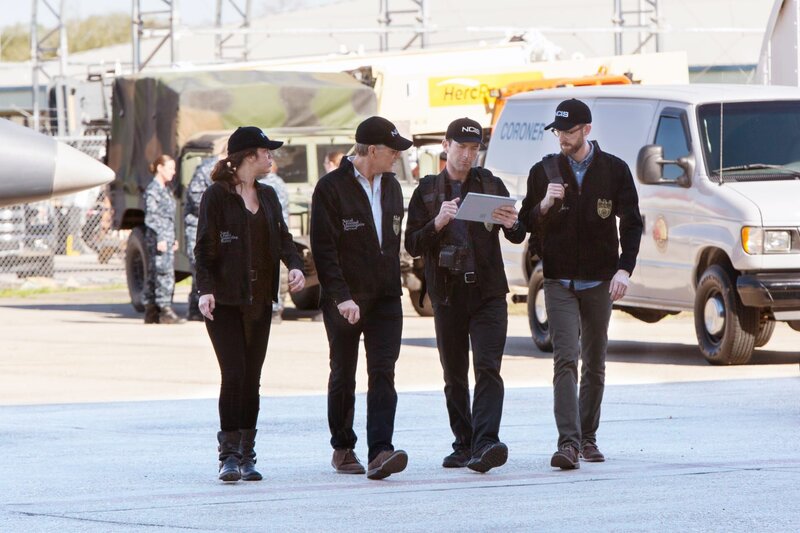 Das NCIS Team (v.l.n.r.: Vanessa Ferlito, Scott Bakula, Lucas Black, Rob Kerkovich) geht den aktuellen Fall durch. Noch ahnen sie nicht, dass sie sich bald mit einem ansteckenden Virus auseinandersetzen müssen … – Bild: 2016 CBS Broadcasting, Inc. All Rights Reserved