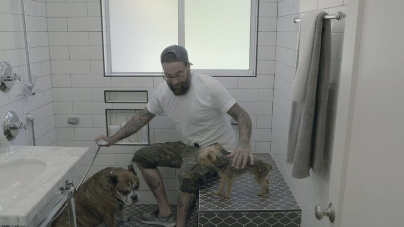 Antonio Ballatore bathing the dogs. – Bild: Animal Planet /​ Discovery Communications