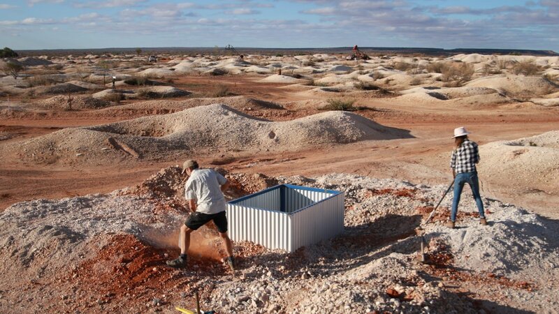 Isaac Andreou, his sister Sofia and her friend Chris Daff are helping an experienced opal prospector a thousand kilometers to the east. – Bild: Quest – UK. /​ Prospero Productions;OOH3_42.JPG /​ Discovery Communications